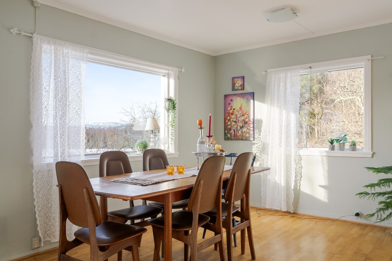 Her får du plass til et stort spisebord hvor du kan invitere middagsgjester. Galleribilde