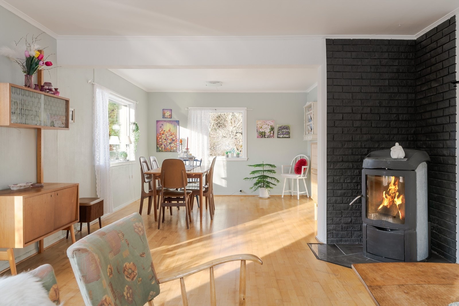 Videre er det vedovn for kosen sin del eller ekstra kalde vinterdager. Galleribilde