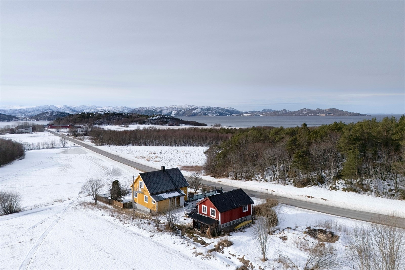Eiendommen er på hele 1794 kvm. og byr på gode muligheter for deg med ønske om selvdyrking eller dyr. Galleribilde