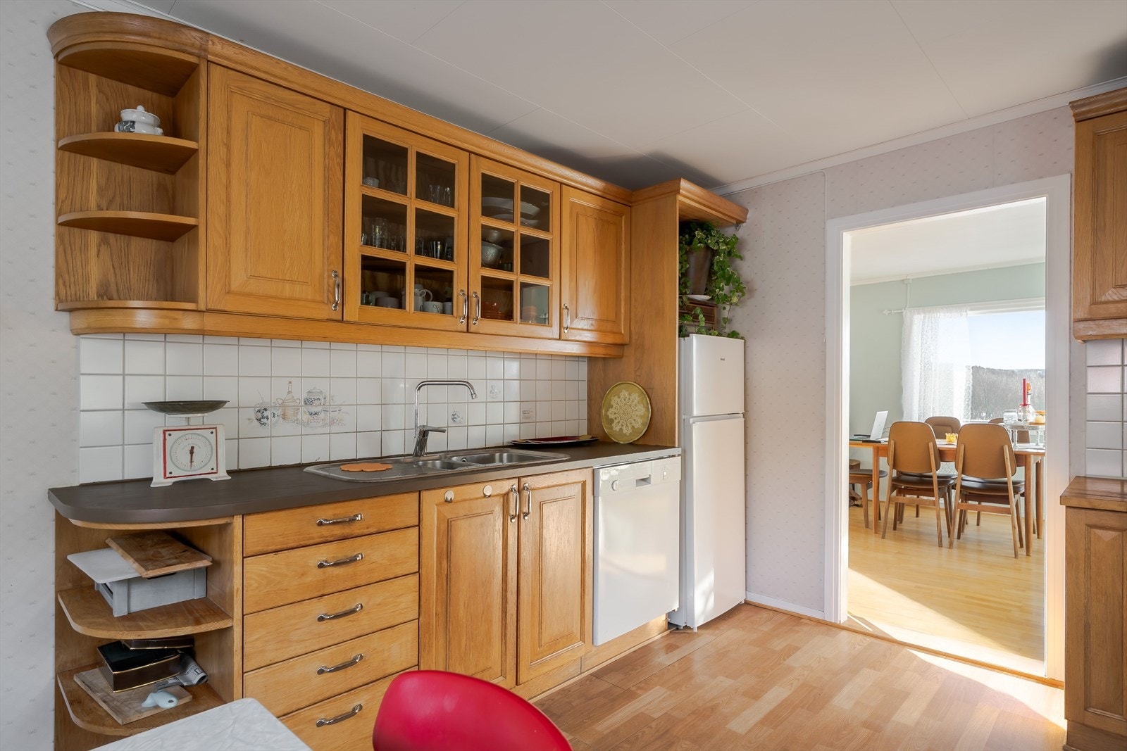 Kjøkenet har rikelig med skap- og benkeplass. Takstmann har vurdert kjøkkenet til TG1. Galleribilde