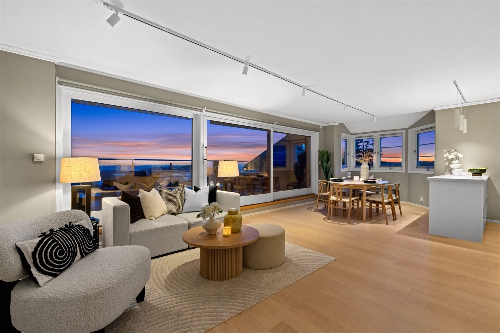 Gode møbleringsmuligheter med plass til både sofagruppe og spisebord. Galleribilde