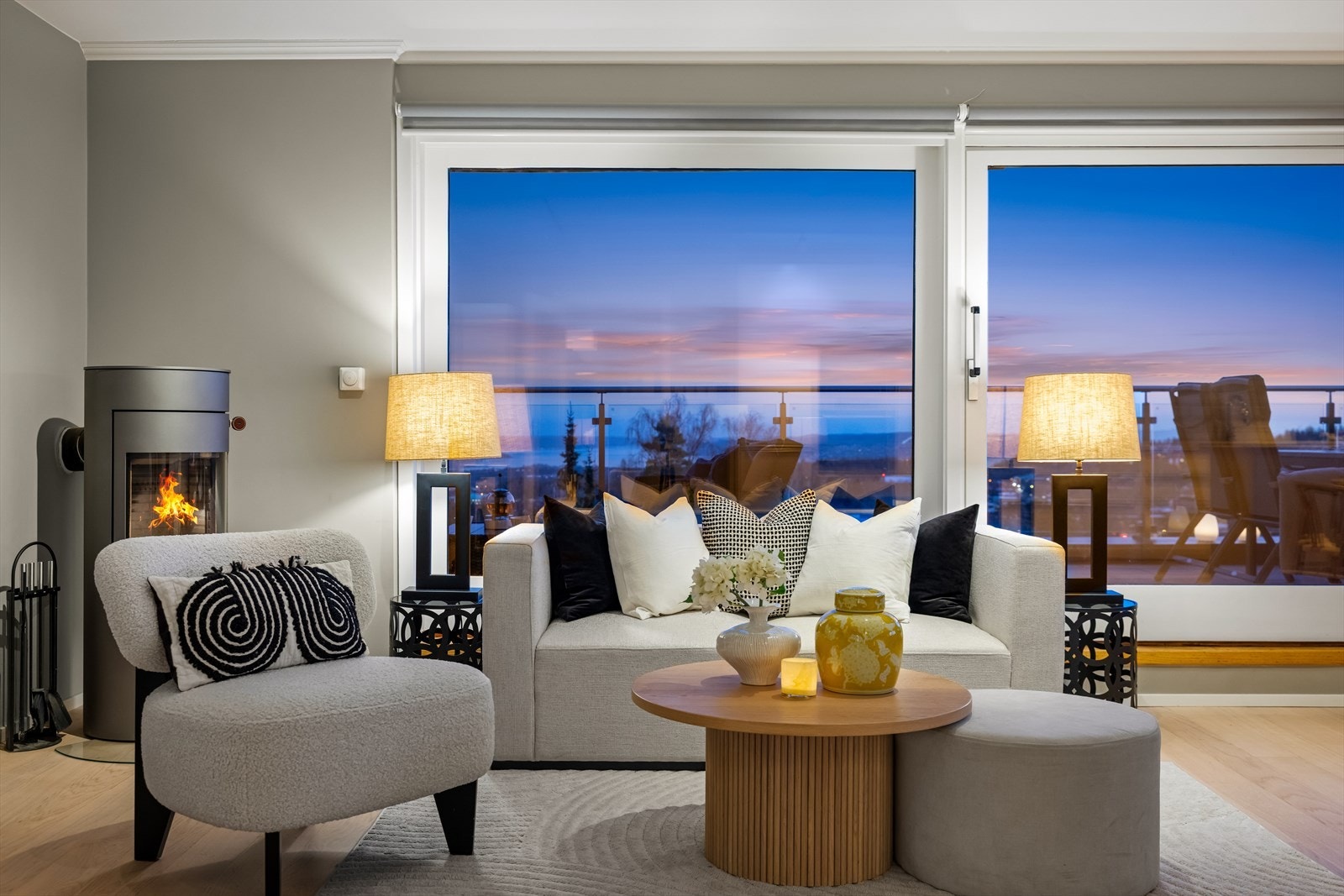 Store vindusflater gir rikelig med naturlig lys i rommet. Galleribilde