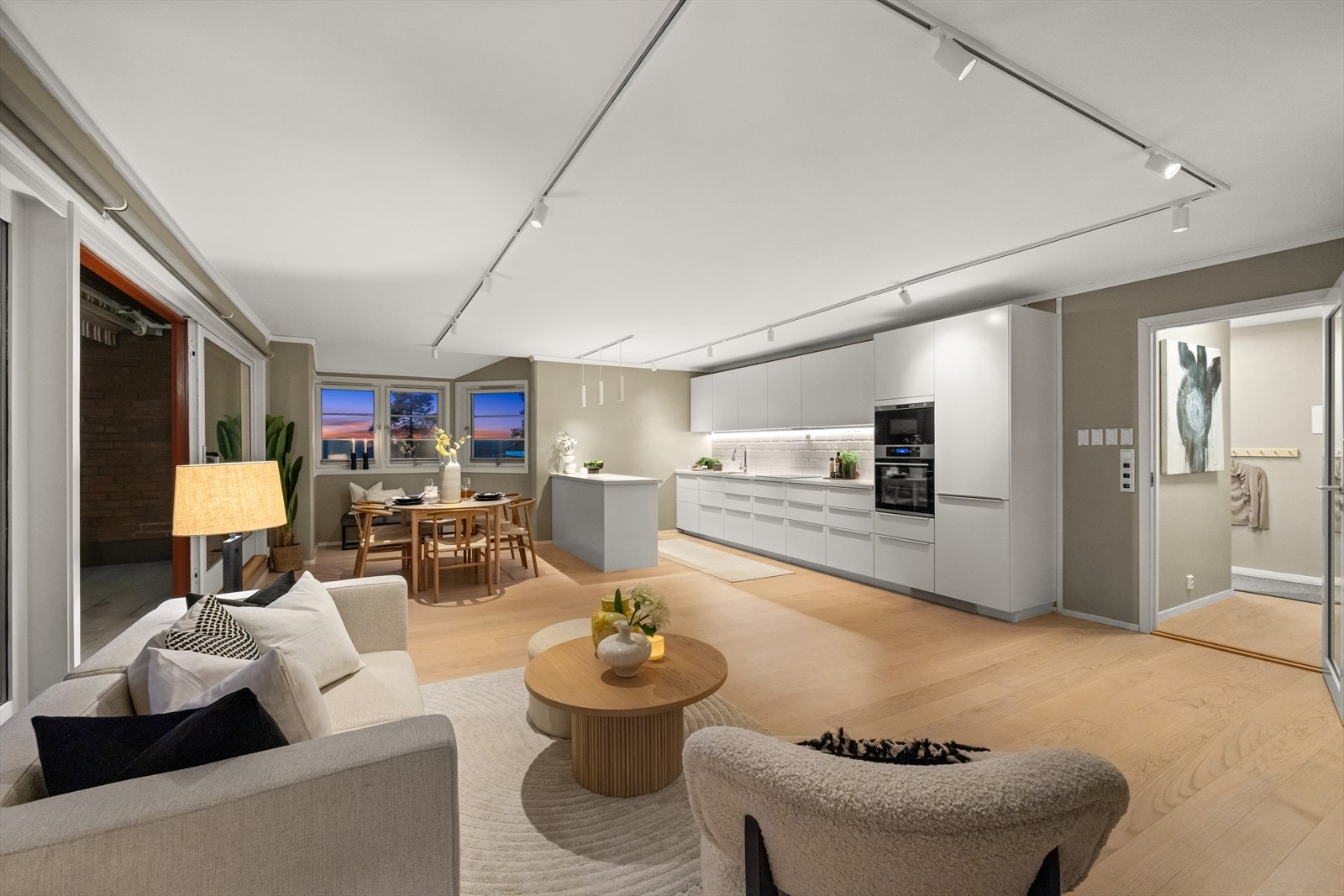 Stuen har en naturlig soneinndeling og en åpen stue-/kjøkkenløsning som fungerer svært godt i hverdagen. Galleribilde