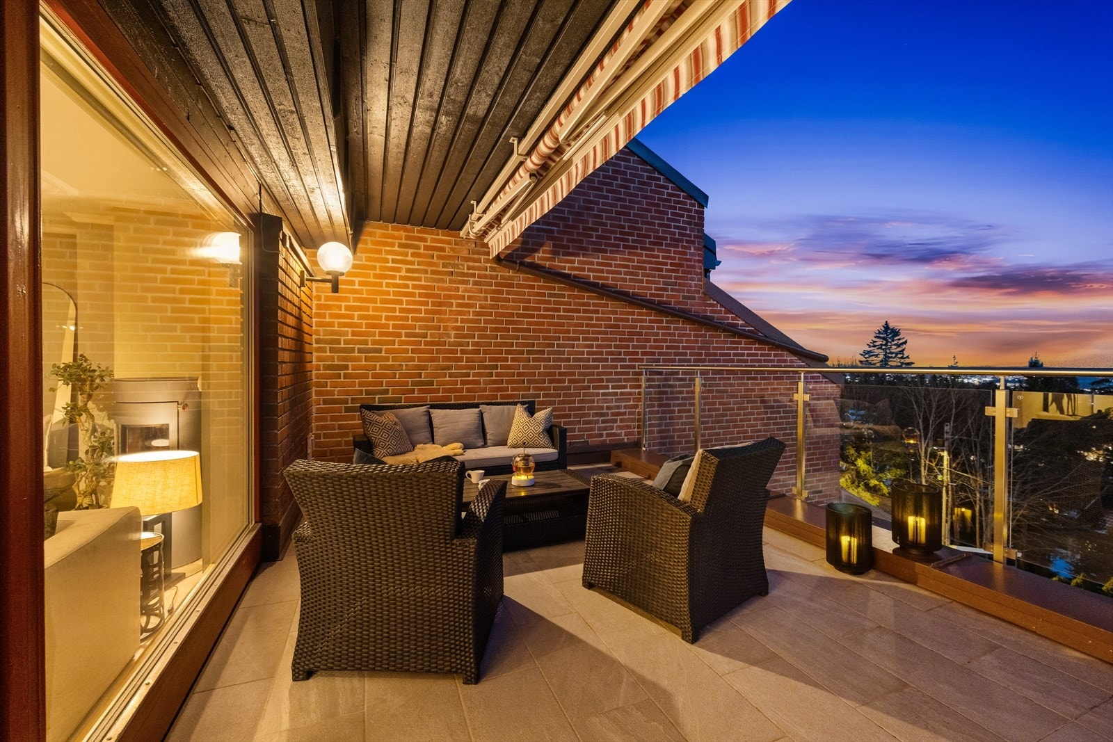 Romslig terrasse med glassrekverk og uhindret utsyn. Galleribilde