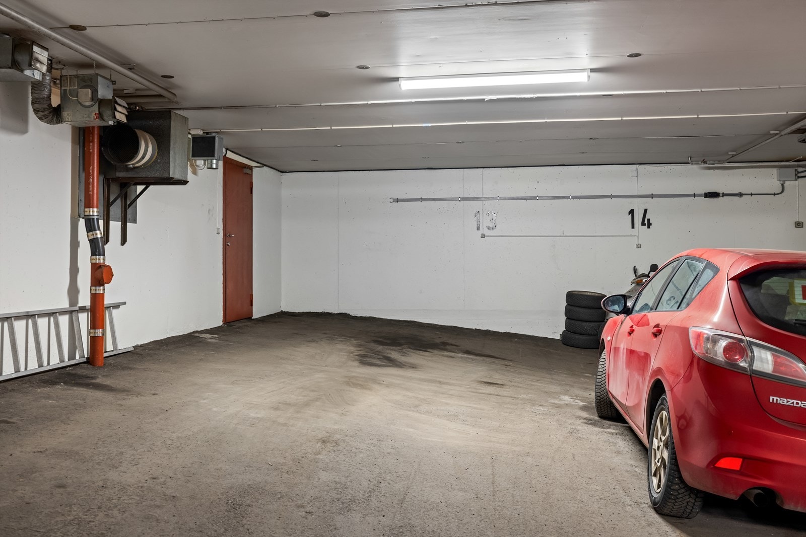 Boligen disponerer to garasjeplasser i felles garasjekjeller. Galleribilde