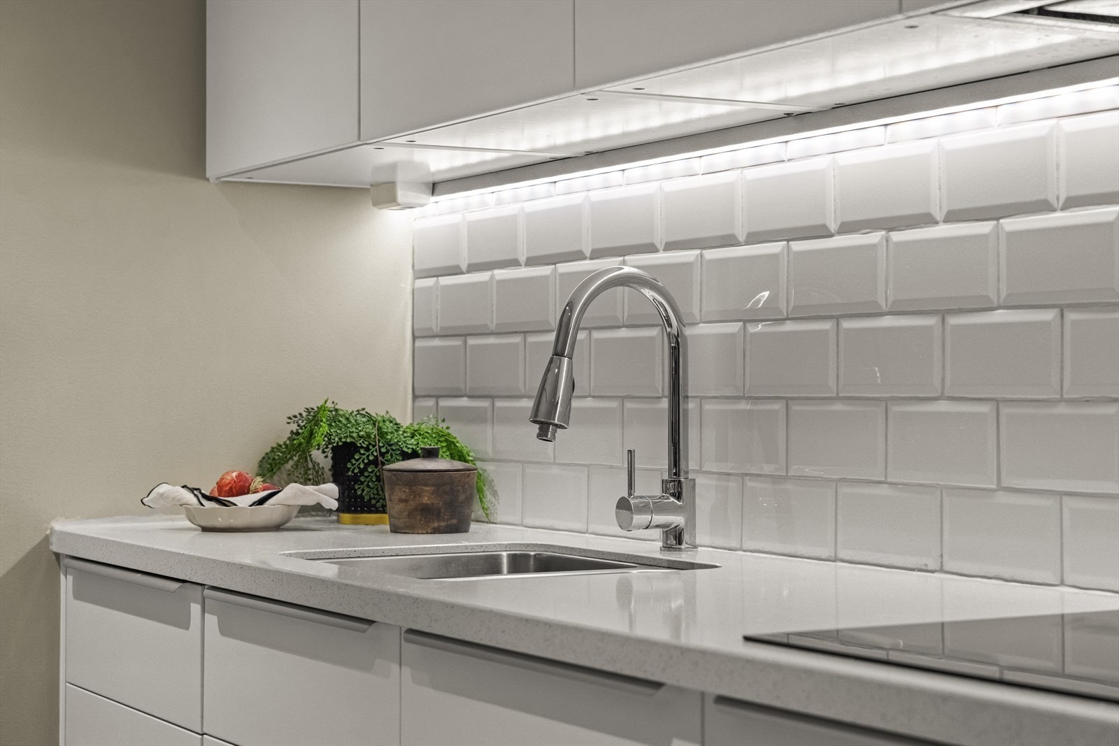 Stilren benkeplate i steinkompositt med underlimt kum i rustfritt stål. Galleribilde