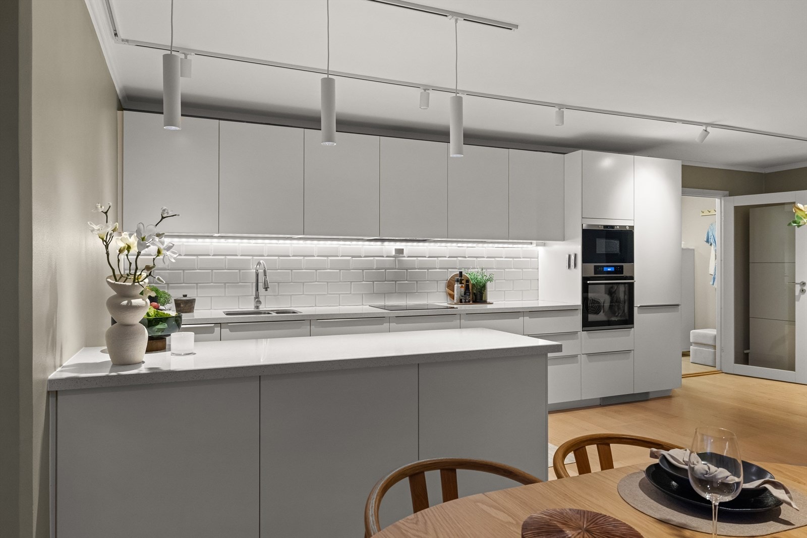 Kjøkkenet er utstyrt med integrerte hvitevarer, herunder induksjonstopp, stekeovn, oppvaskmaskin, mikrobølgeovn og kjøl/frys. Galleribilde