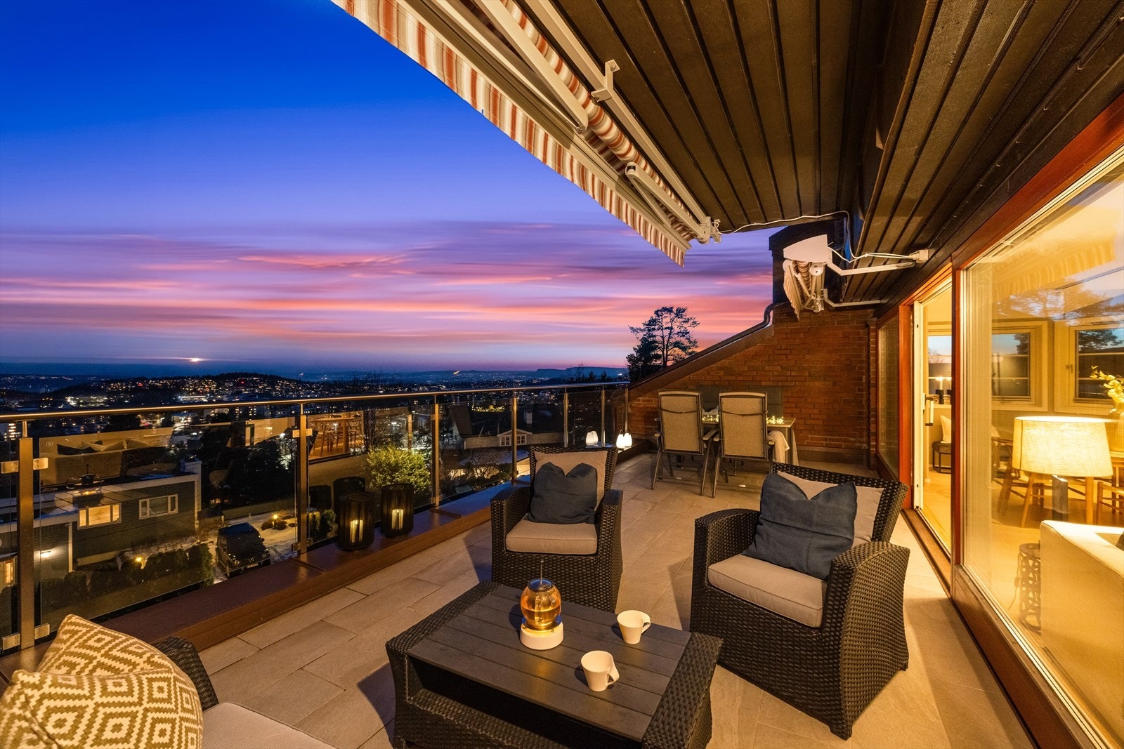 En gjennomgående leilighet på Holmenkollen med fantastisk utsikt, praktisk planløsning, romslig terrasse og garasjeplass! Galleribilde