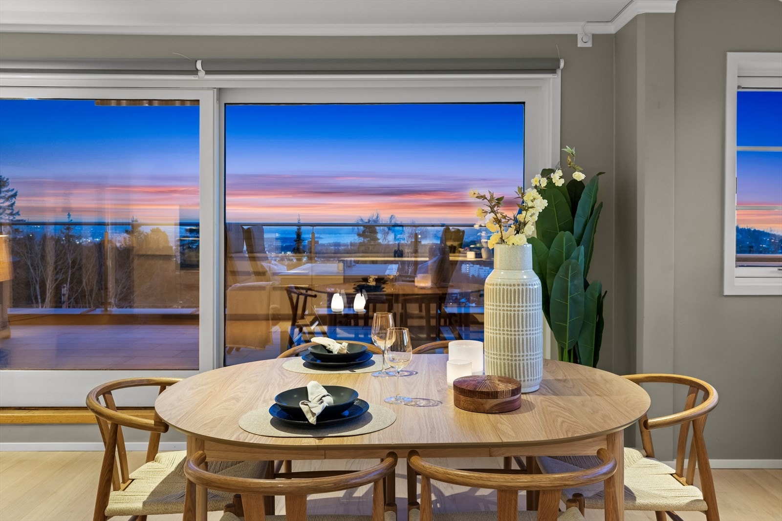 Her er det god plass til spisebord eller langbord - perfekt for hyggelige sammenkomster med familie og venner. Galleribilde