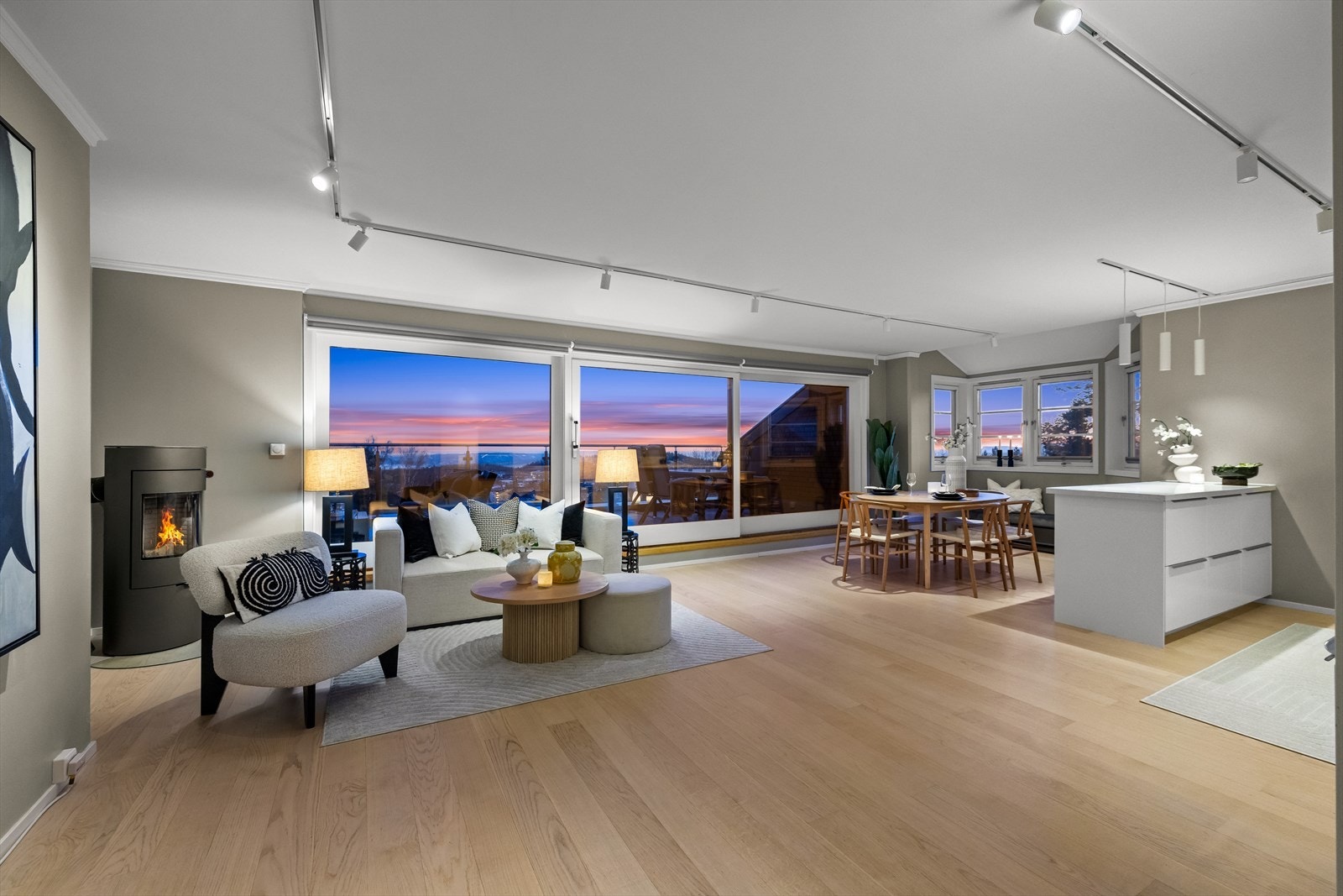 Stilfull og moderne stue med flotte material- og fargevalg som skaper en lun og innbydende atmosfære. Galleribilde