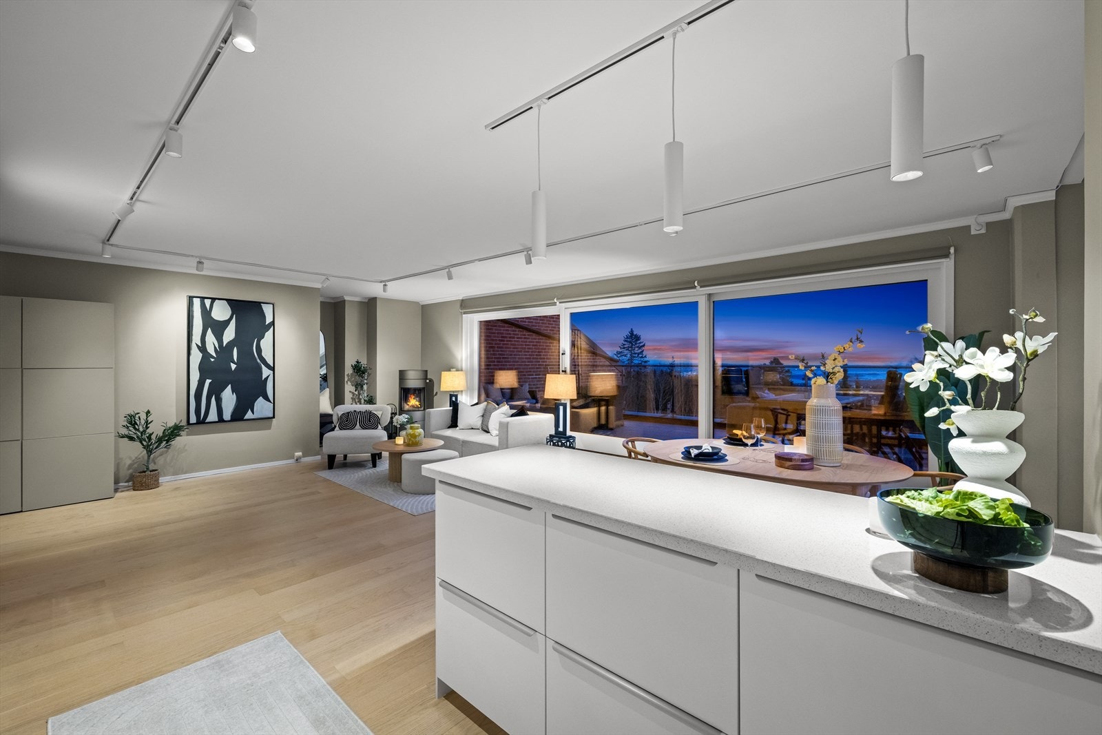 Praktisk kjøkkenøy med benkeplate i steinkompositt og god oppbevaringsplass. Galleribilde