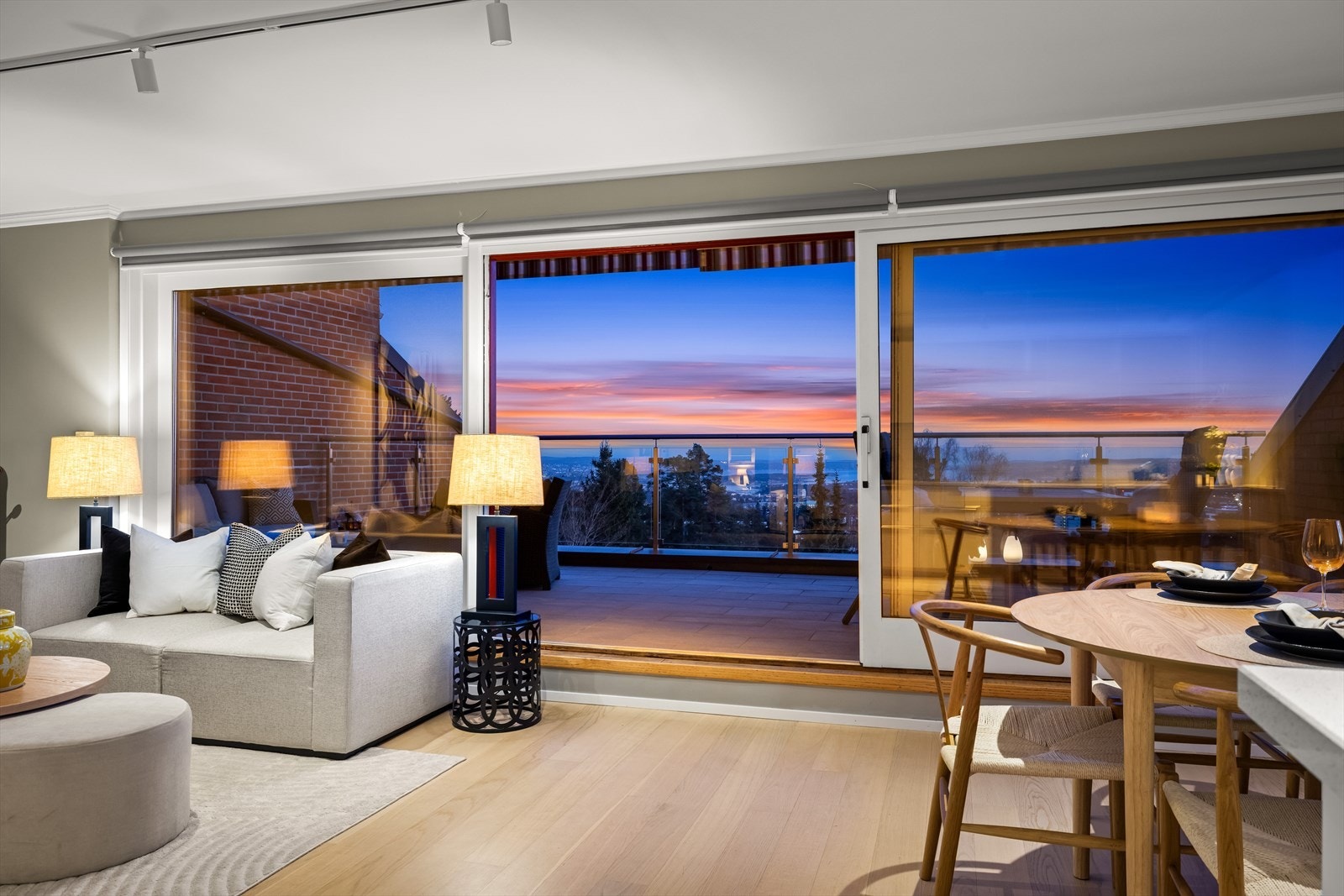 Fra stuen er det direkte utgang til stor terrasse på 27 m². Galleribilde