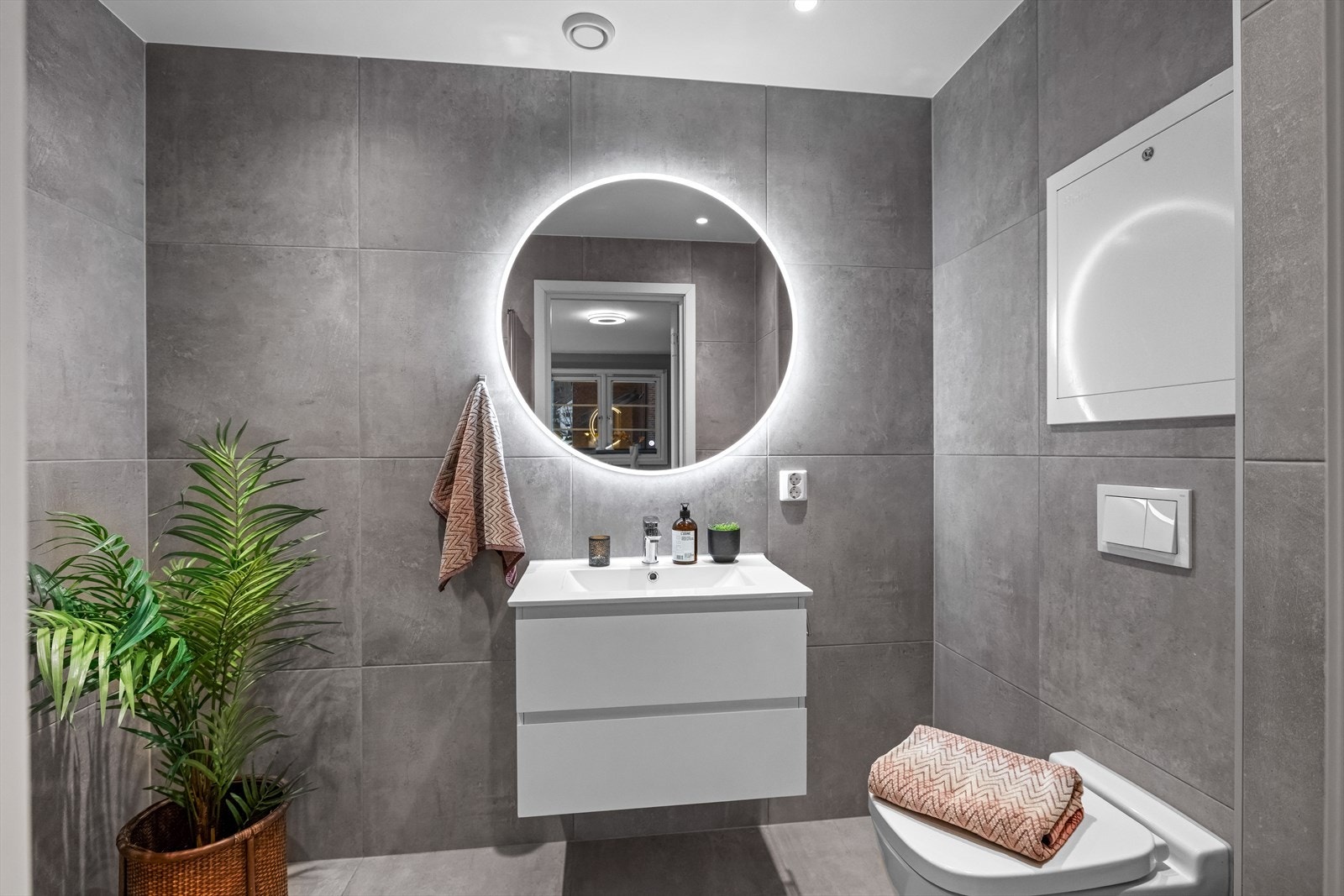 Lekkert og privat bad tilknyttet hovedsoverommet. Galleribilde