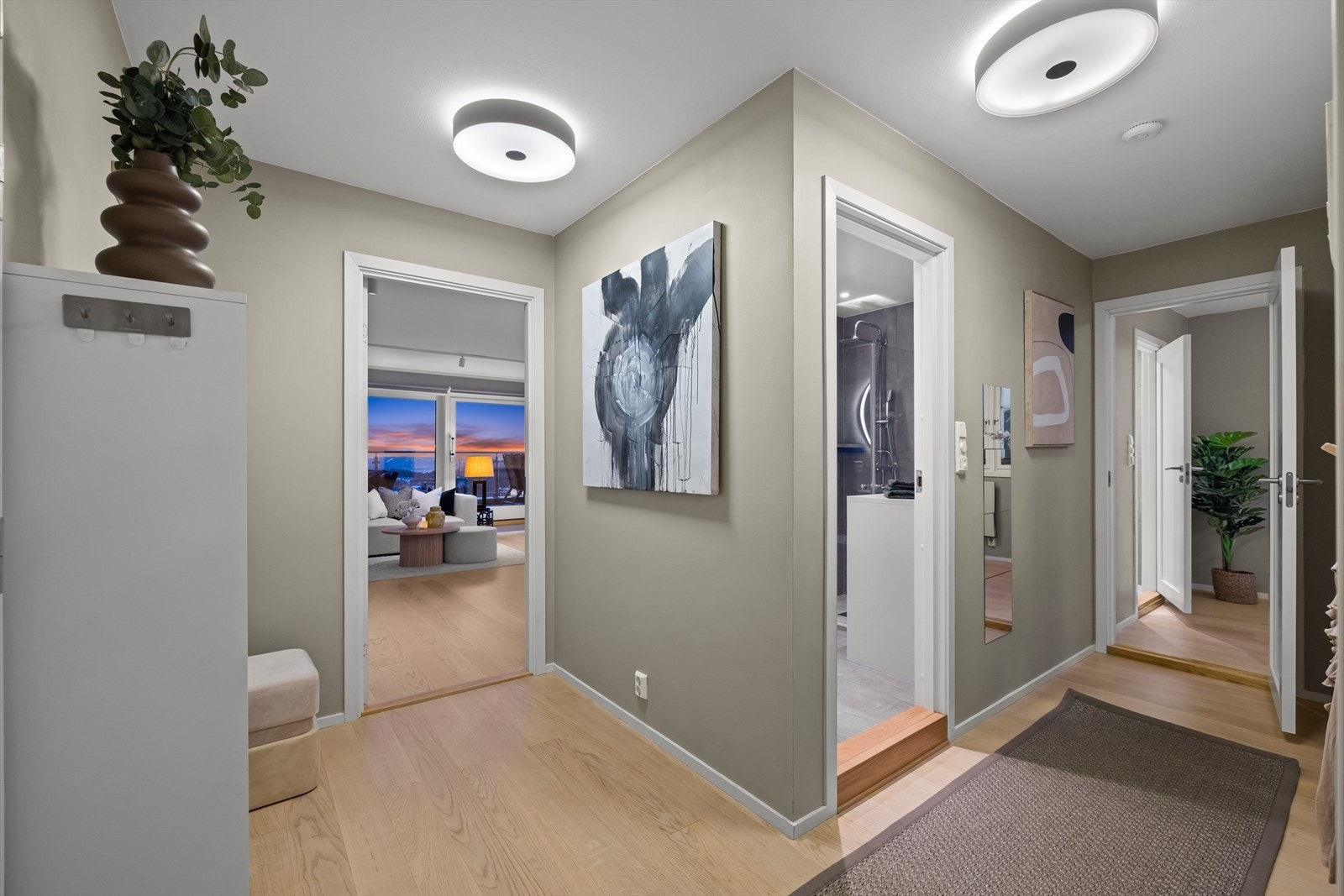 Stilren gang med enkel tilgang til de tre soverommene og de 2 badene. Galleribilde