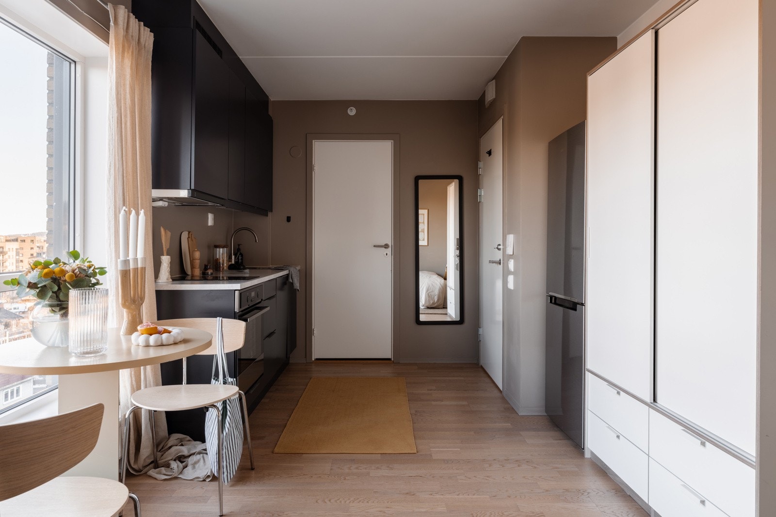 Rommet har et garderobeskap som følger med. Galleribilde