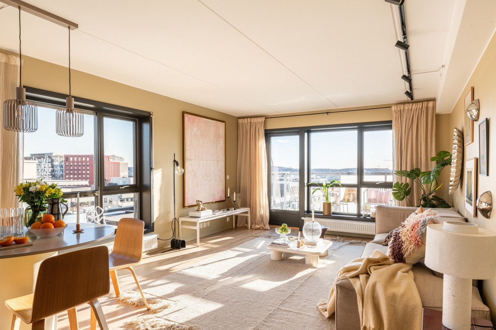 Store vindusflater fra flere kanter og utgang til balkong sørger for rikelig med naturlig lys og en luftig atmosfære. Galleribilde