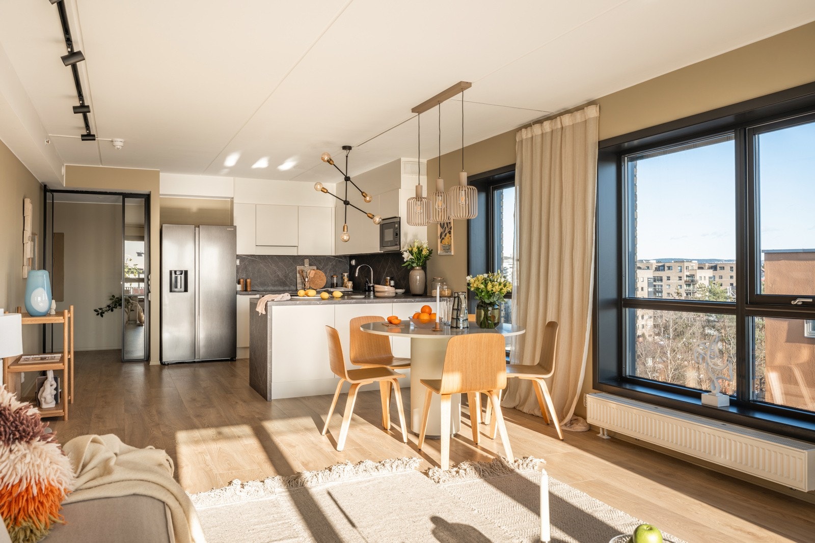 Her er det gode møbleringsmuligheter med plass til både sofagruppe og spisebord. Galleribilde