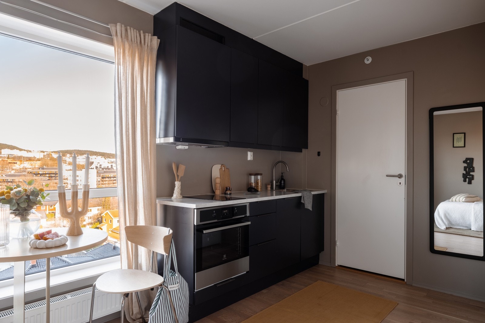 Kjøkkenet er utstyrt med integrert komfyr, smal oppvaskmaskin og 2-soners koketopp, samt frittstående kjøleskap med fryser som følger handelen. Galleribilde