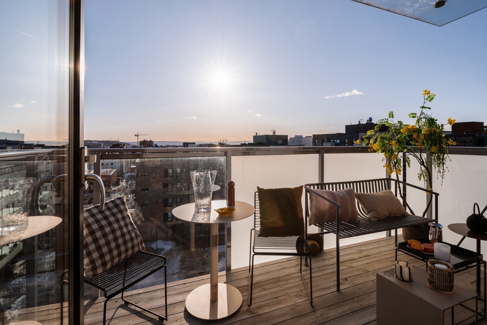 Fra stuen er det utgang til en herlig balkong på 8 m² med fin utsikt. Galleribilde