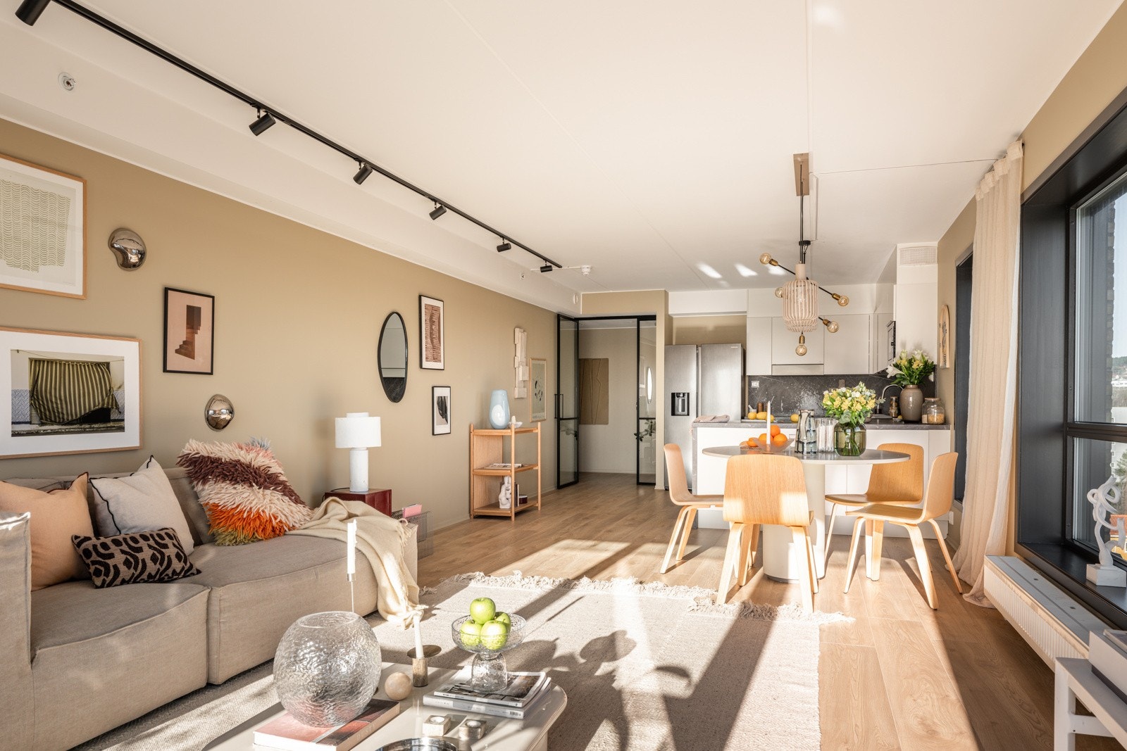 Stuen har en åpen og velfungerende løsning mot kjøkkenet, som gir god utnyttelse av arealet og skaper et lyst og sosialt oppholdsrom. Galleribilde