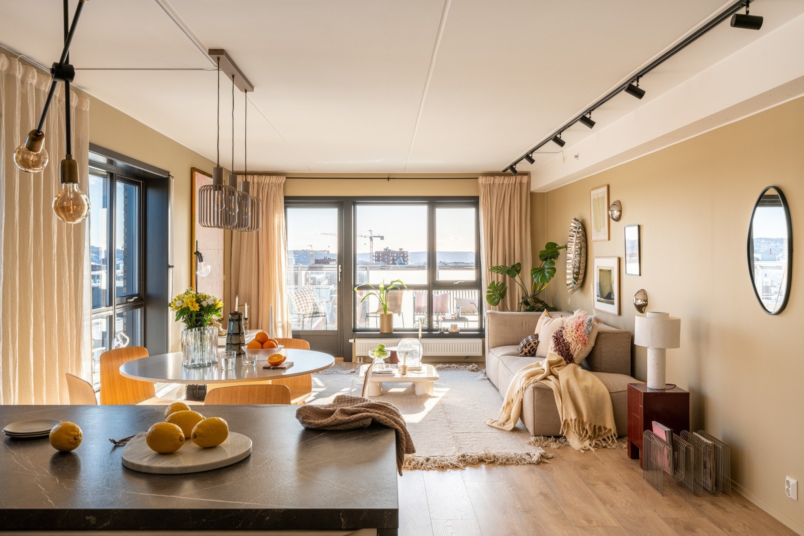 Her kommer du til en strøken 4-roms topp- og hjørneleilighet med hybel og attraktiv beliggenhet på Løren. Galleribilde