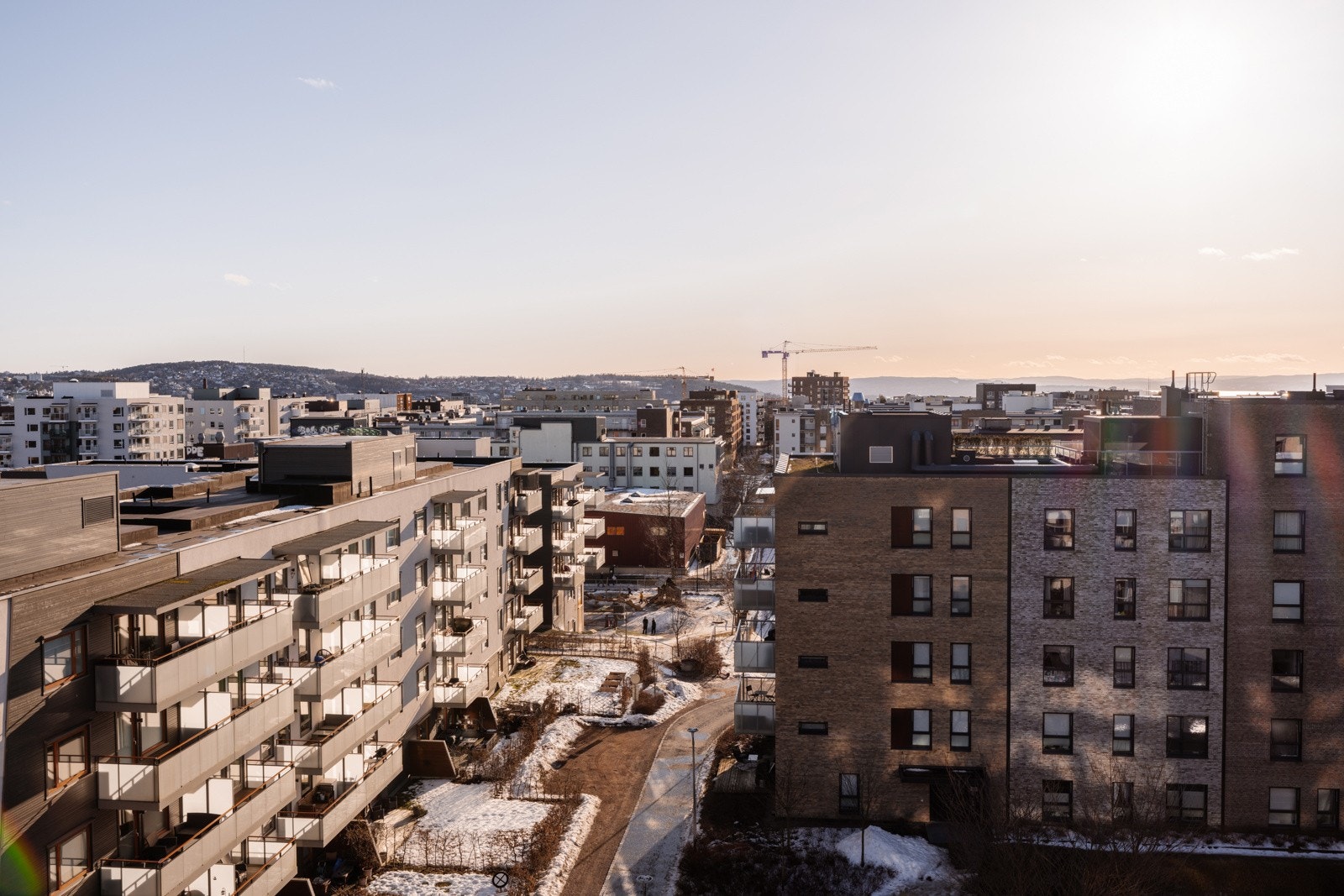 Den ligger luftig til, uten balkonger over, og fungerer som en naturlig forlengelse av stuen. Galleribilde