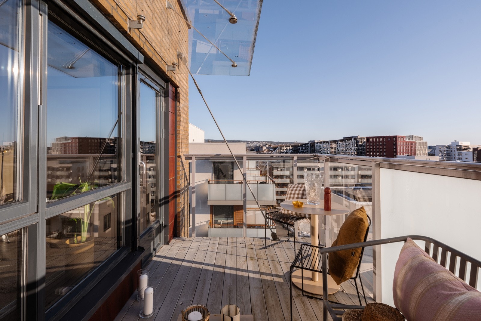 Her er det god plass til utemøblement, grill og hyggelig beplantning. Galleribilde