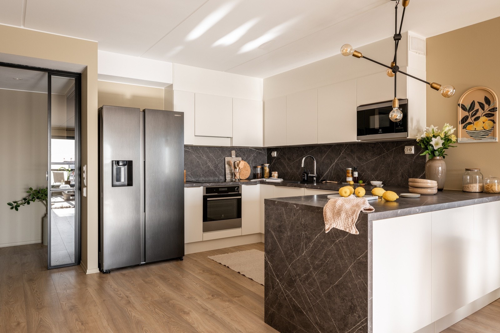 Det er rikelig med skap- og benkeplass for både oppbevaring og matlaging. Galleribilde