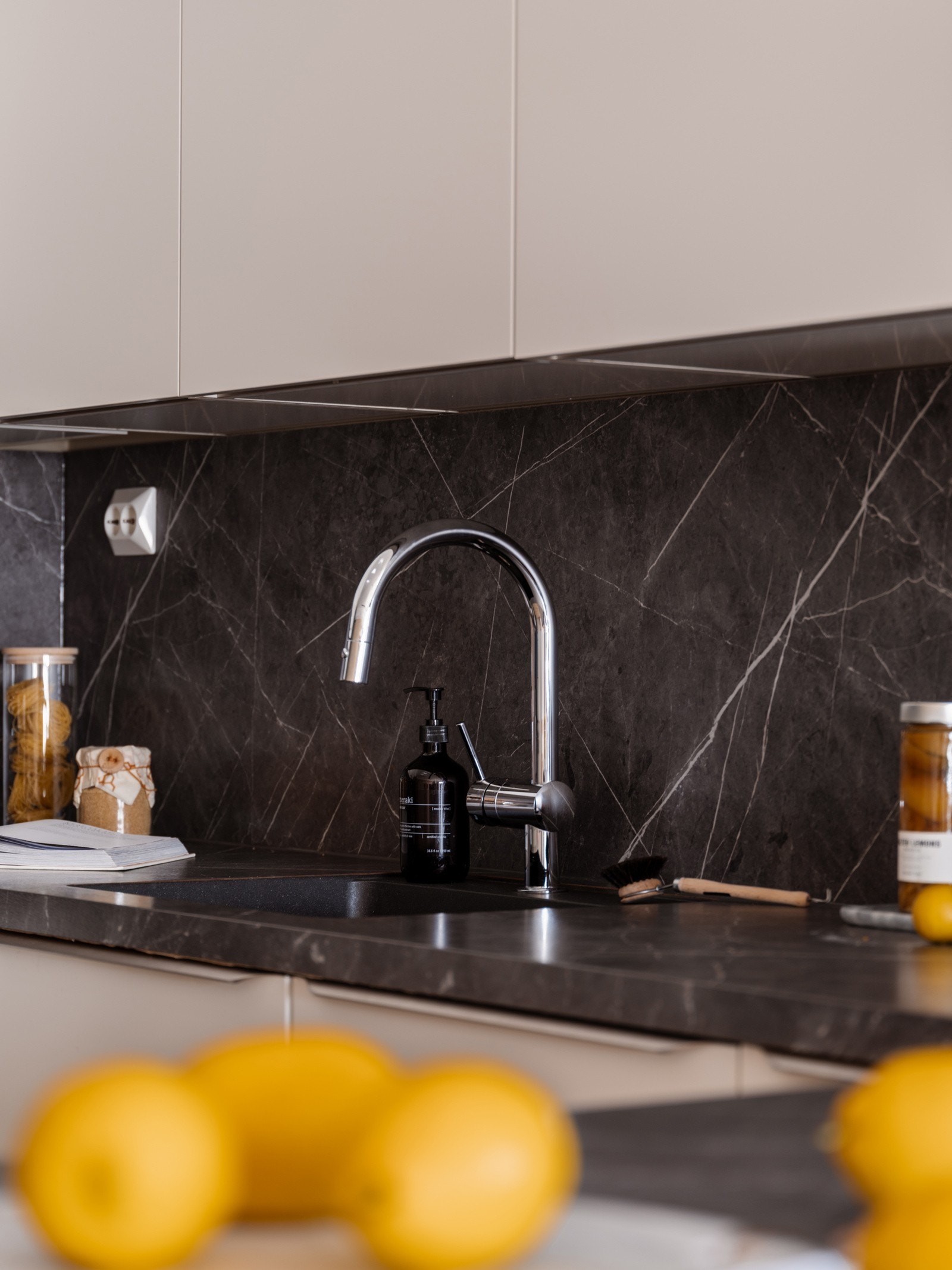 Kjøkkenet er utstyrt med integrert komfyr, koketopp, mikro og oppvaskmaskin, i tillegg til frittstående kjøleskap med fryser som følger handelen. Galleribilde