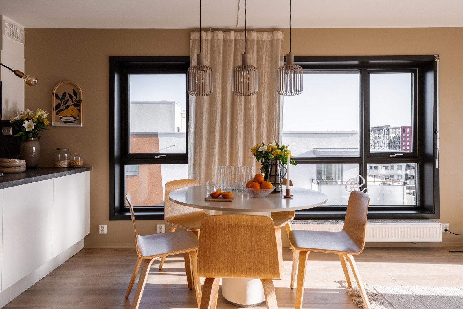 Det er montert utvendige "screens" på vinduene i kjøkken/stue, samt ett vindu i hovedsoverommet. Galleribilde