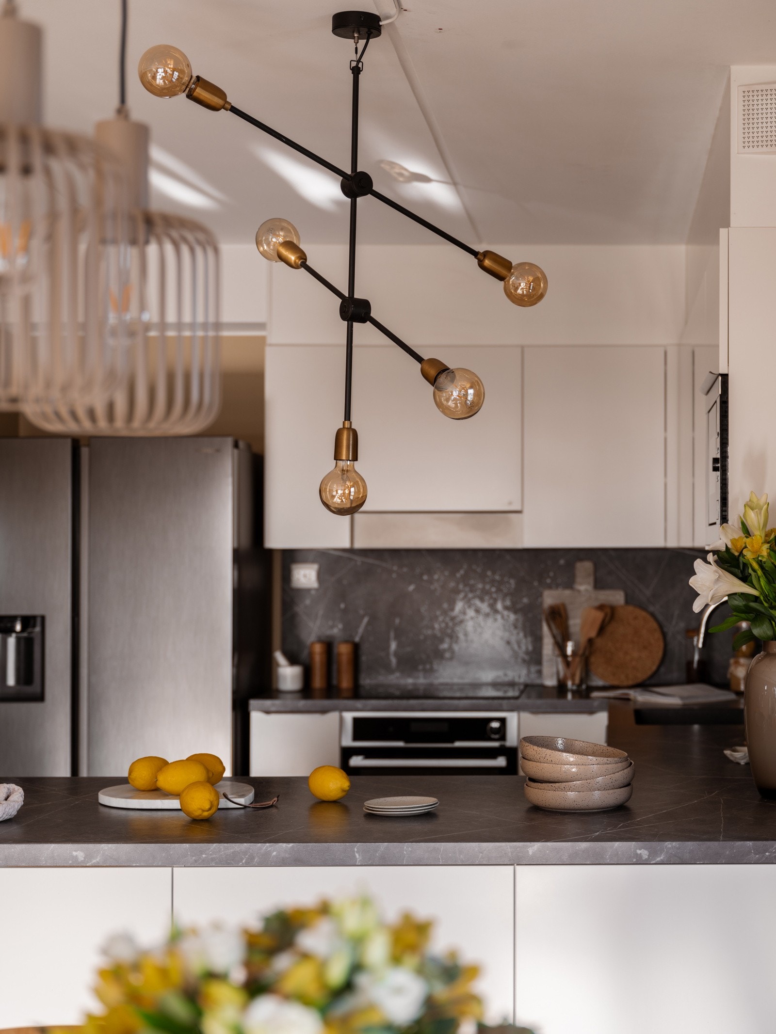 Leiligheten har et stilrent HTH-kjøkken med gode løsninger. Galleribilde