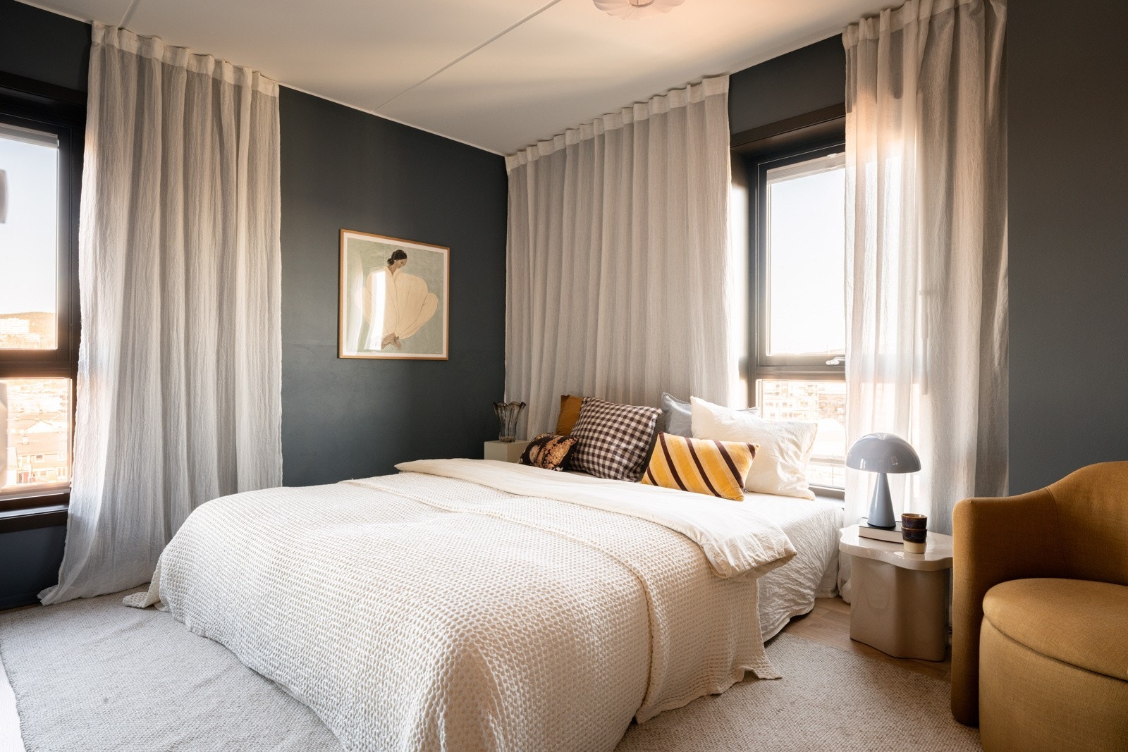 Hoveddelen har tre gode soverom med malte flater i tidløse farger. Galleribilde