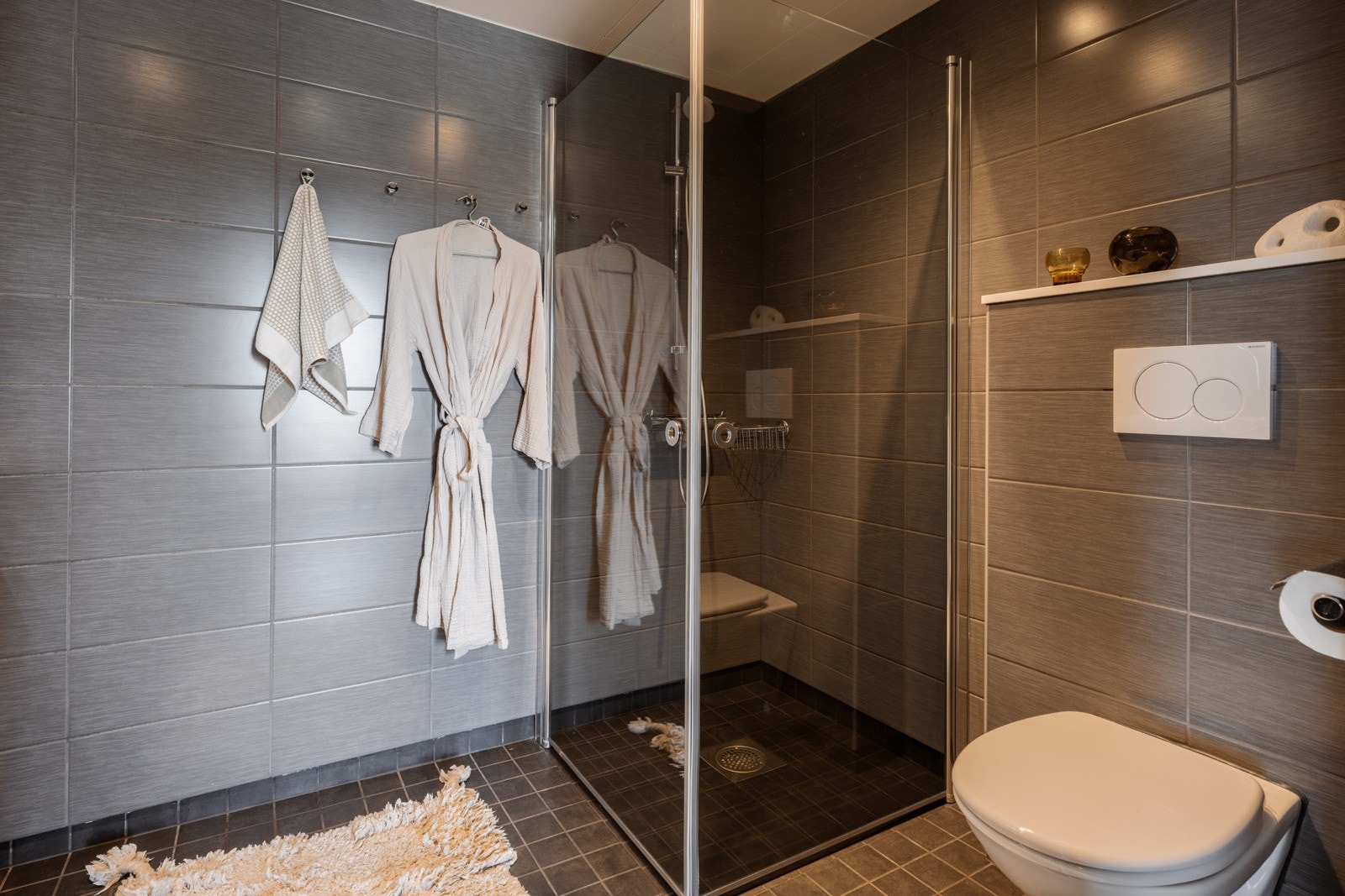 Hele baderommet er flislagt, med varmekabler i gulvet og downlights i himlingen. Galleribilde