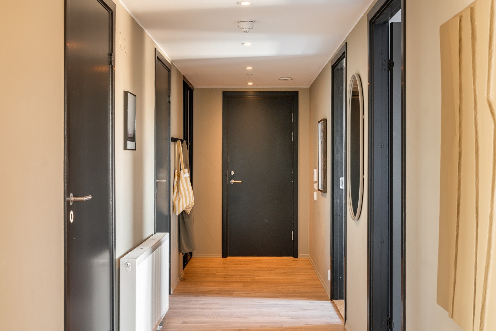 Når du kommer inn i leiligheten, møtes du av en lys og innbydende entré som gir et godt førsteinntrykk. Galleribilde