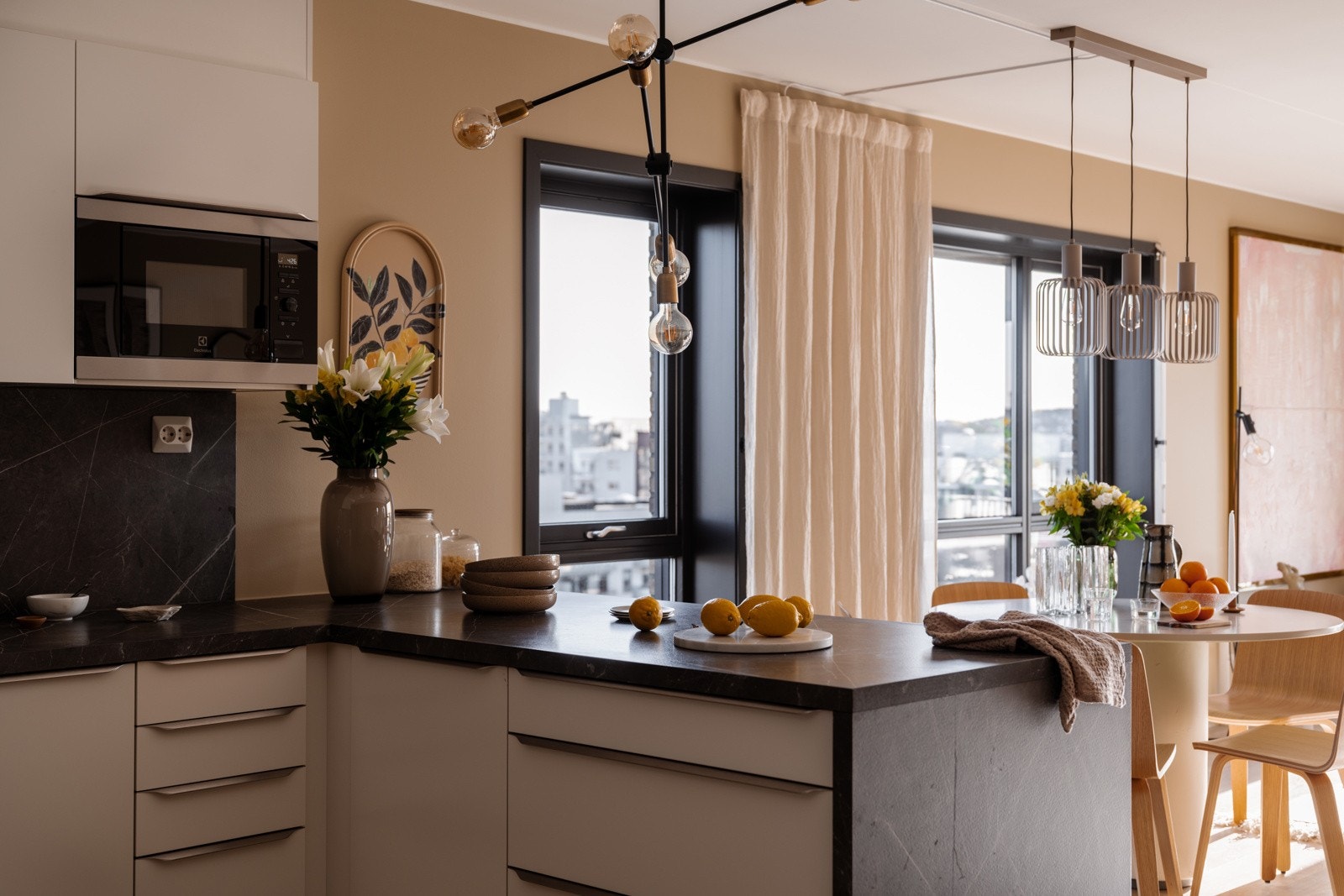 Videre er det montert aquastopper i oppvaskbenkeskapet og komfyrvakt over koketoppen. Galleribilde