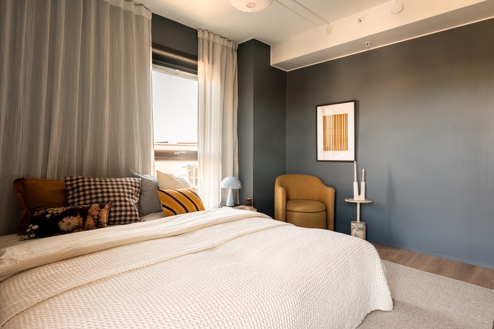 Hovedsoverommet er romslig, med plass til dobbeltseng, nattbord på hver side og garderobeløsning. Galleribilde