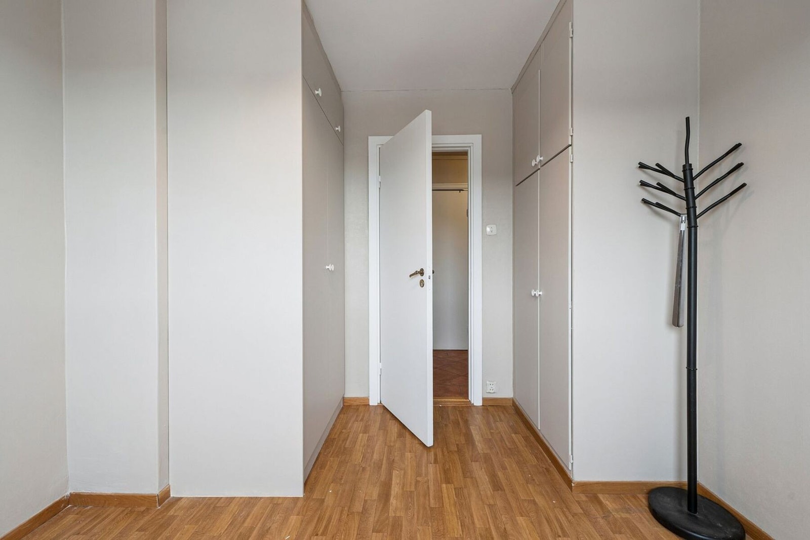 Soverom 2 med gode oppbevaringsmuligheter i praktiske garderobeskap. Galleribilde