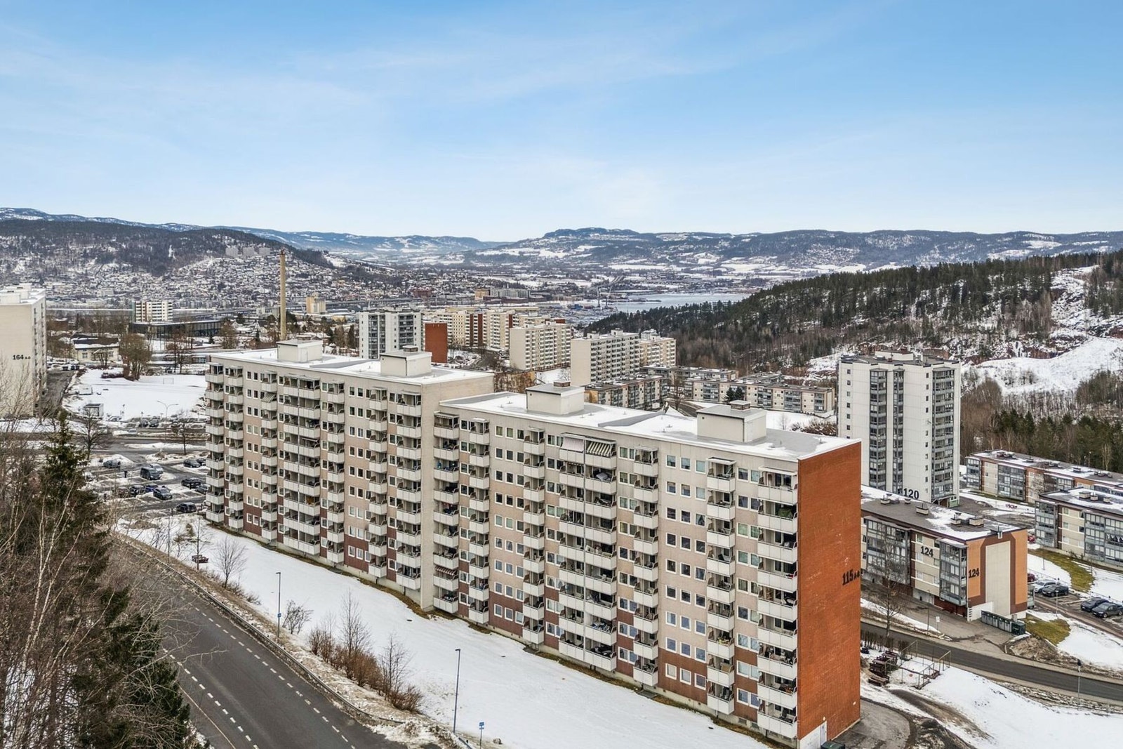 Oversiktsbilde av området med flott utsikt mot byen og omkringliggende natur. Galleribilde