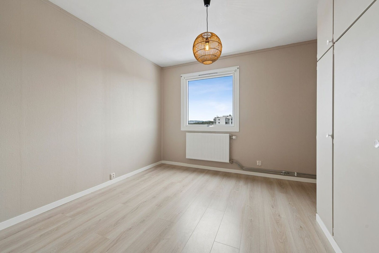 Hovedsoverommet har gode møbleringsmuligheter og et behagelig lysinnslipp fra vinduet, som gir rommet en lys og luftig atmosfære. Galleribilde