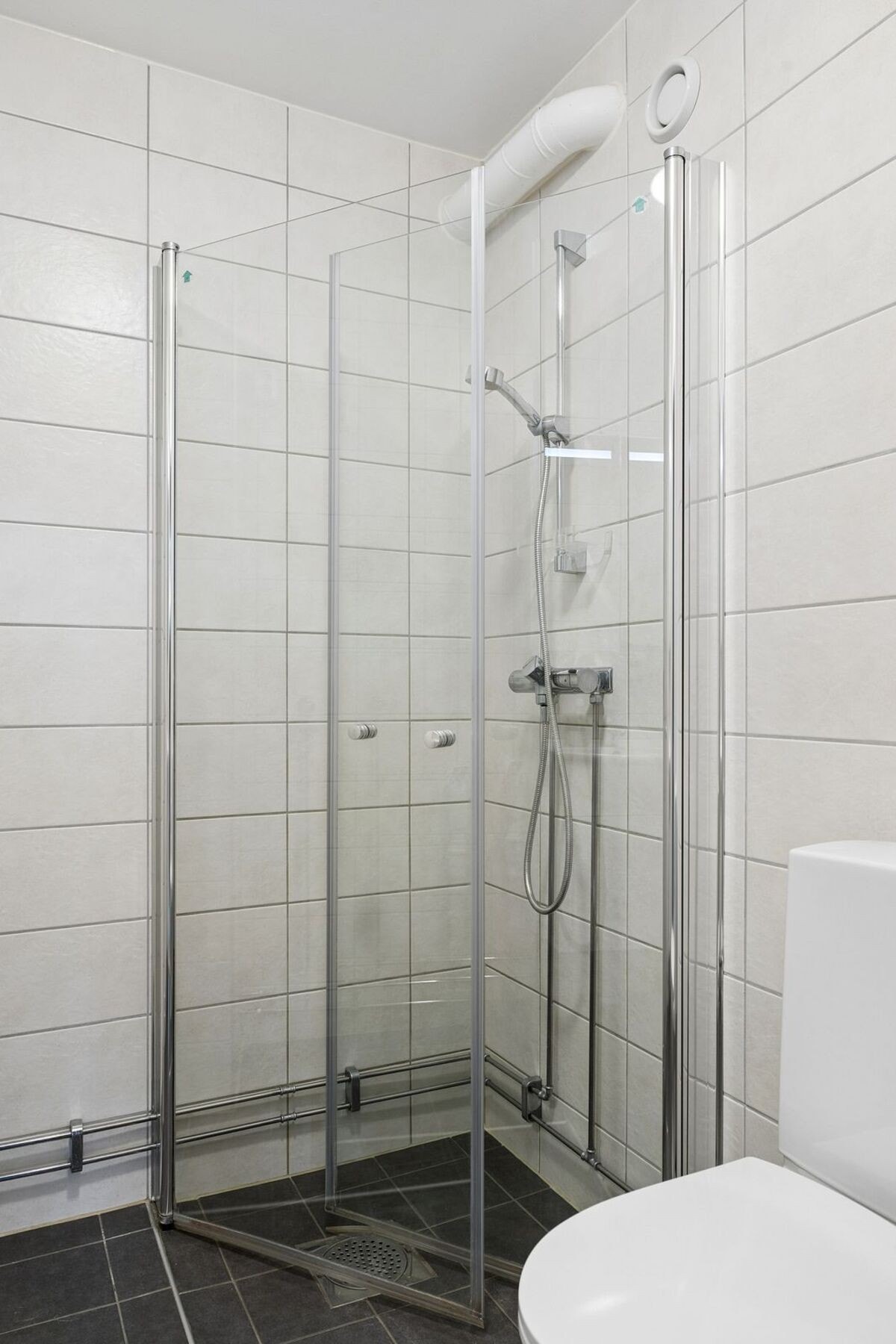 Praktisk dusjhjørne med innfellbare glassvegger som gir bedre plass. Galleribilde