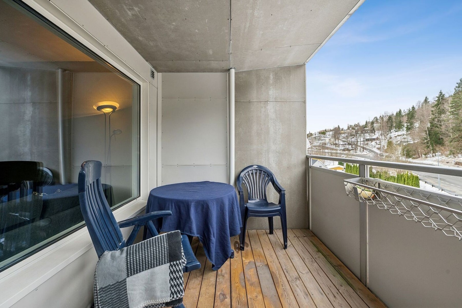 Koselig balkong med plass til bord og stoler - perfekt for morgenkaffen. Galleribilde