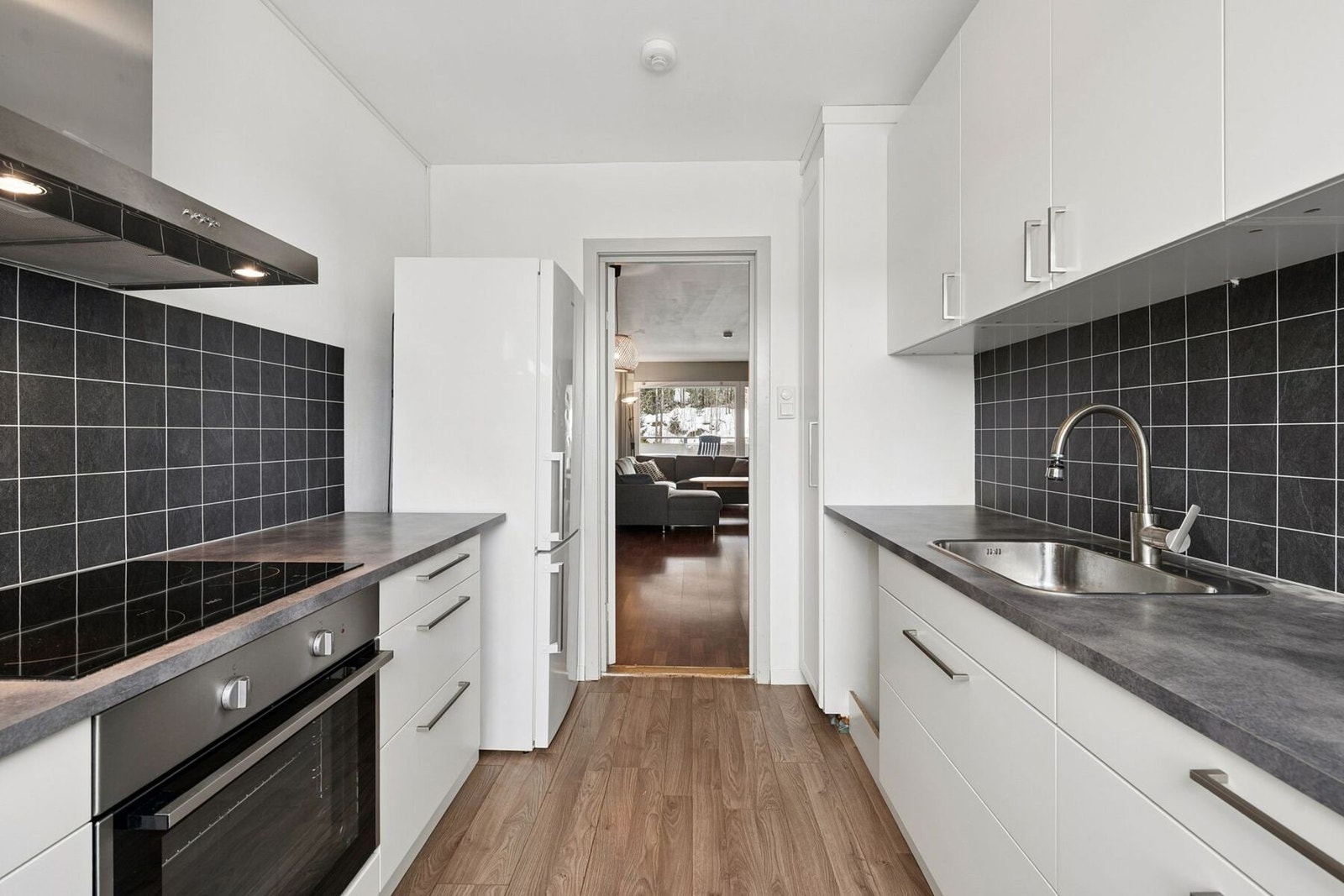 Kjøkkenet er adskilt fra stuen - perfekt for deg som liker å kokkelere i fred og ro. Galleribilde