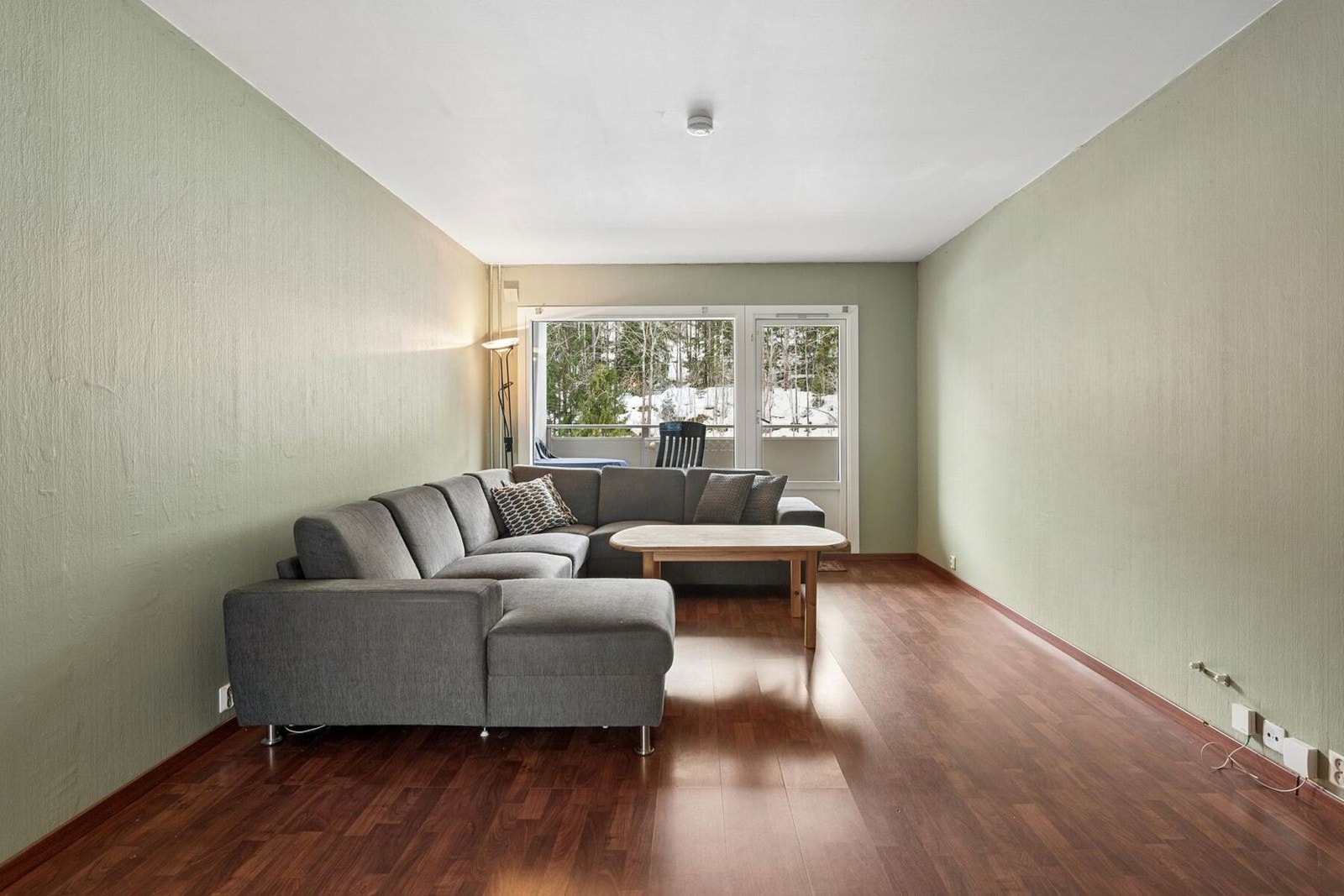 Fra stuen er det direkte utgang til en balkong på 7 kvadratmeter. Galleribilde