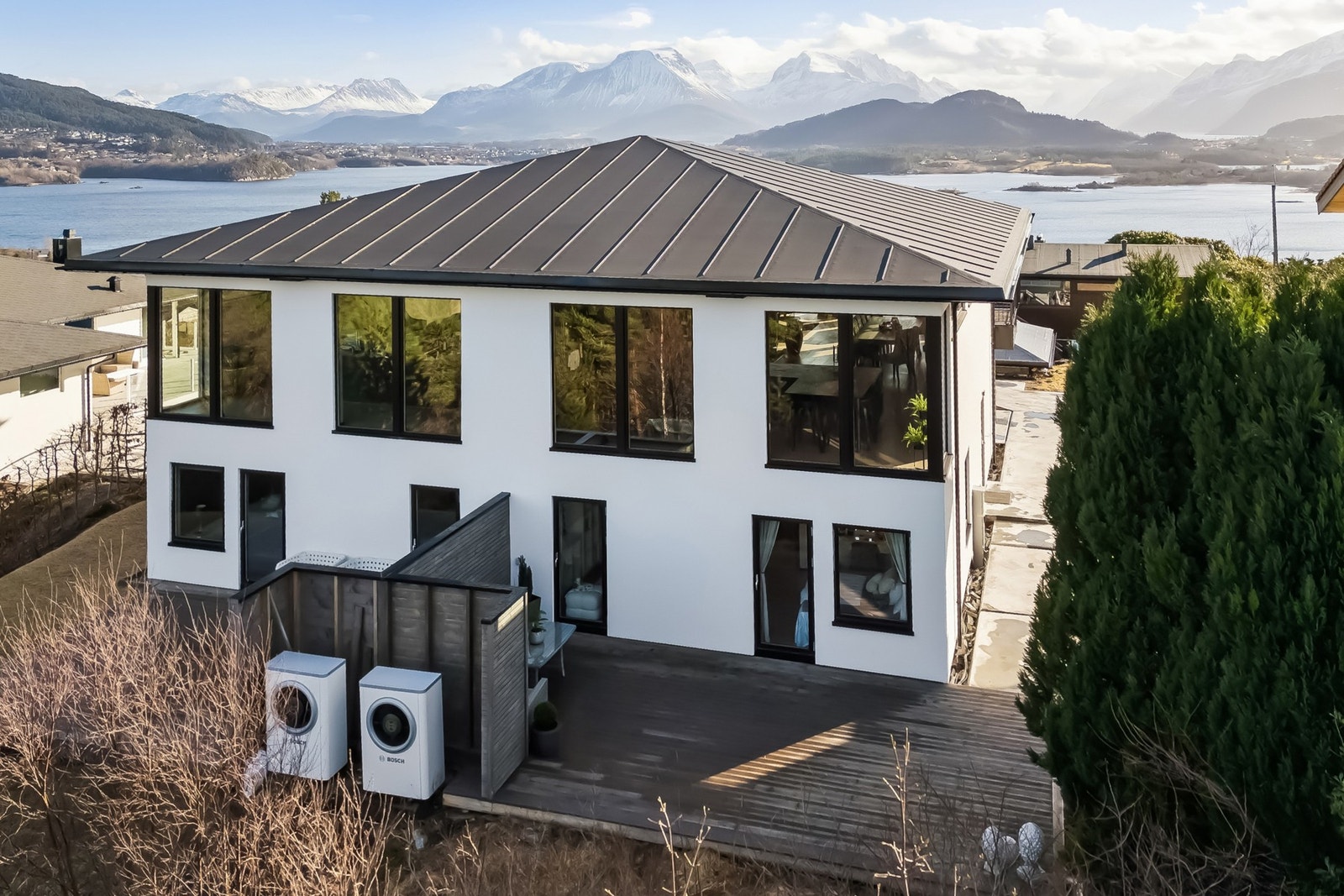 En sjelden mulighet til å sikre seg en nesten ny bolig med høy standard på toppen av Hatlaåsen. Galleribilde