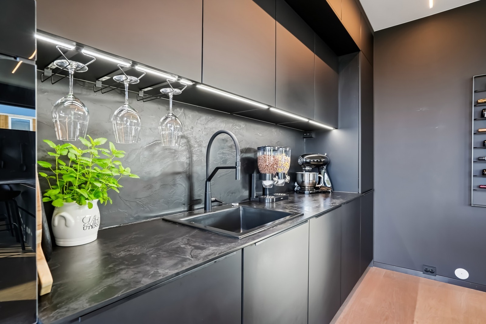 Rent. Mørkt. Elegant. Galleribilde