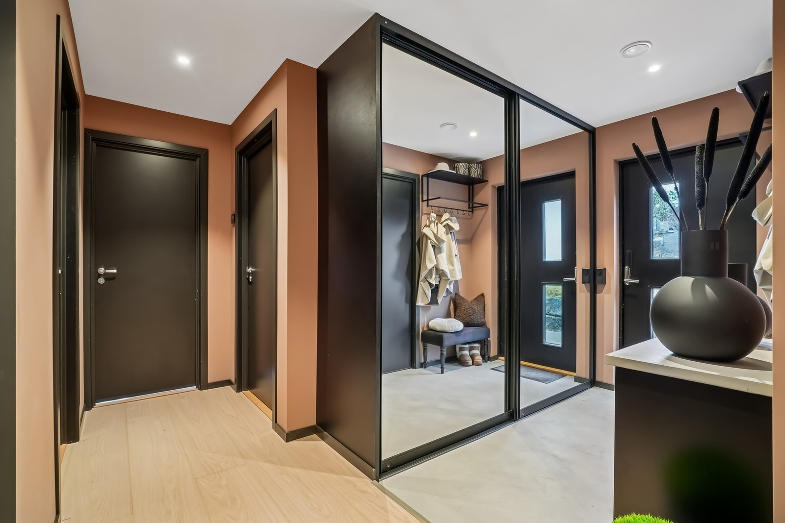 I entréen er det garderobeskap med speilskyvedører - Galleribilde