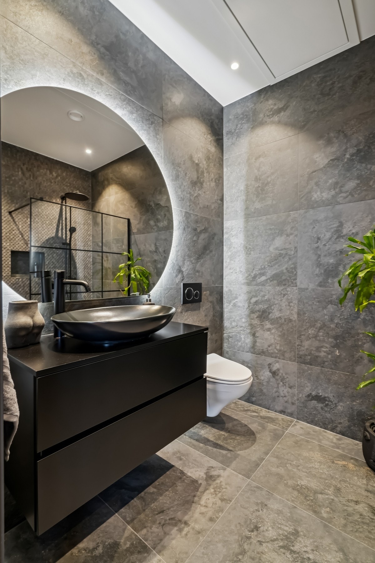 Badet i hovedetasjen er stilrent og helfliset med morderne linjer. Hvit himling med ledspotter og dimming. Galleribilde