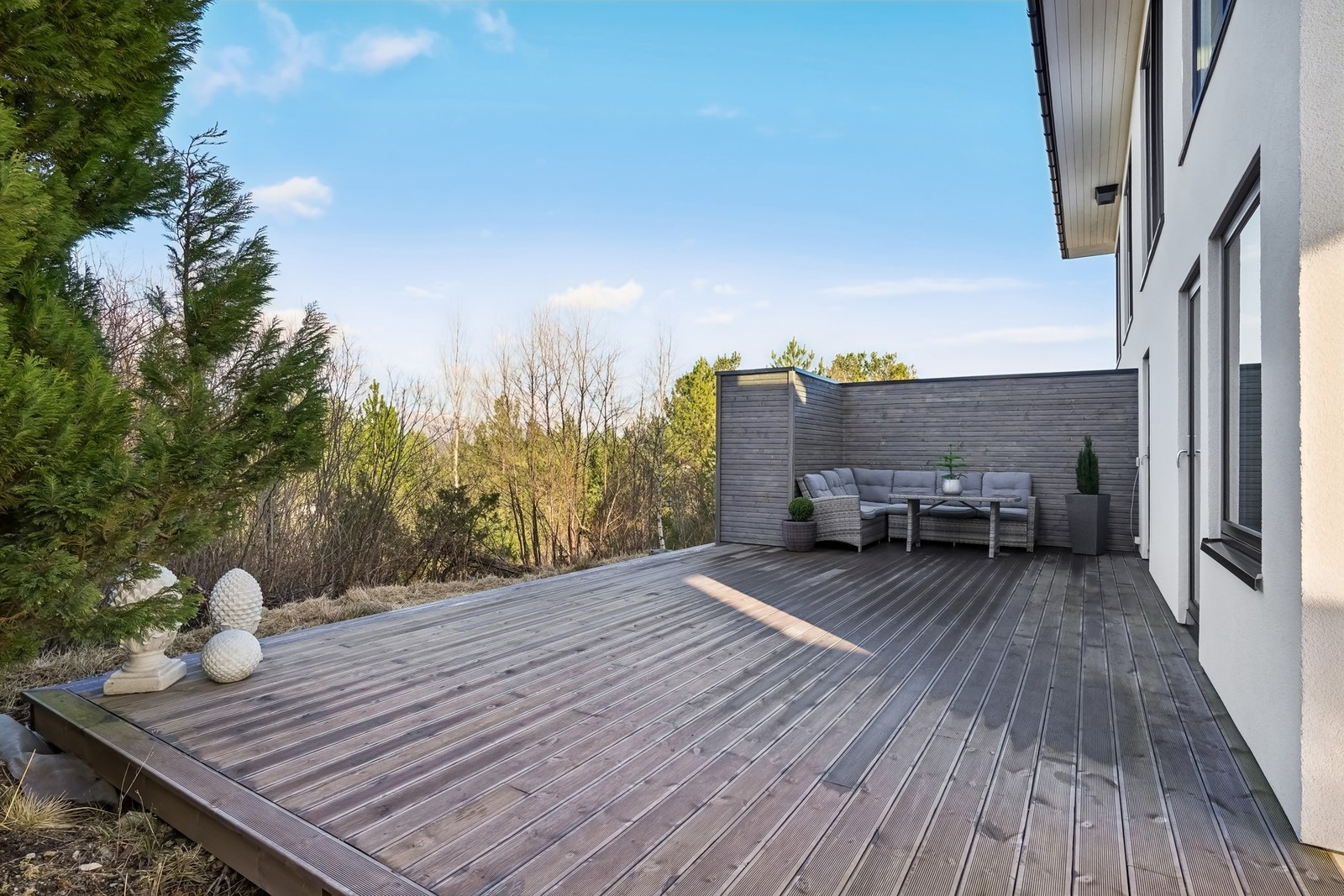 Terrassen har et areal på 37 kvm, og levegg mot nabo sørger for fin skjerming. Galleribilde