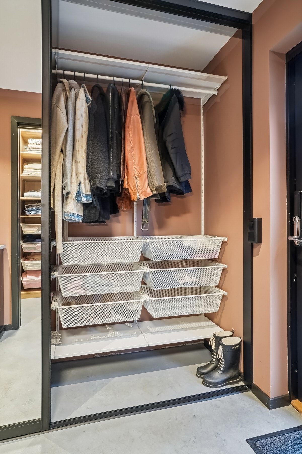 - og en praktisk innredning for yttertøy og sko. Galleribilde