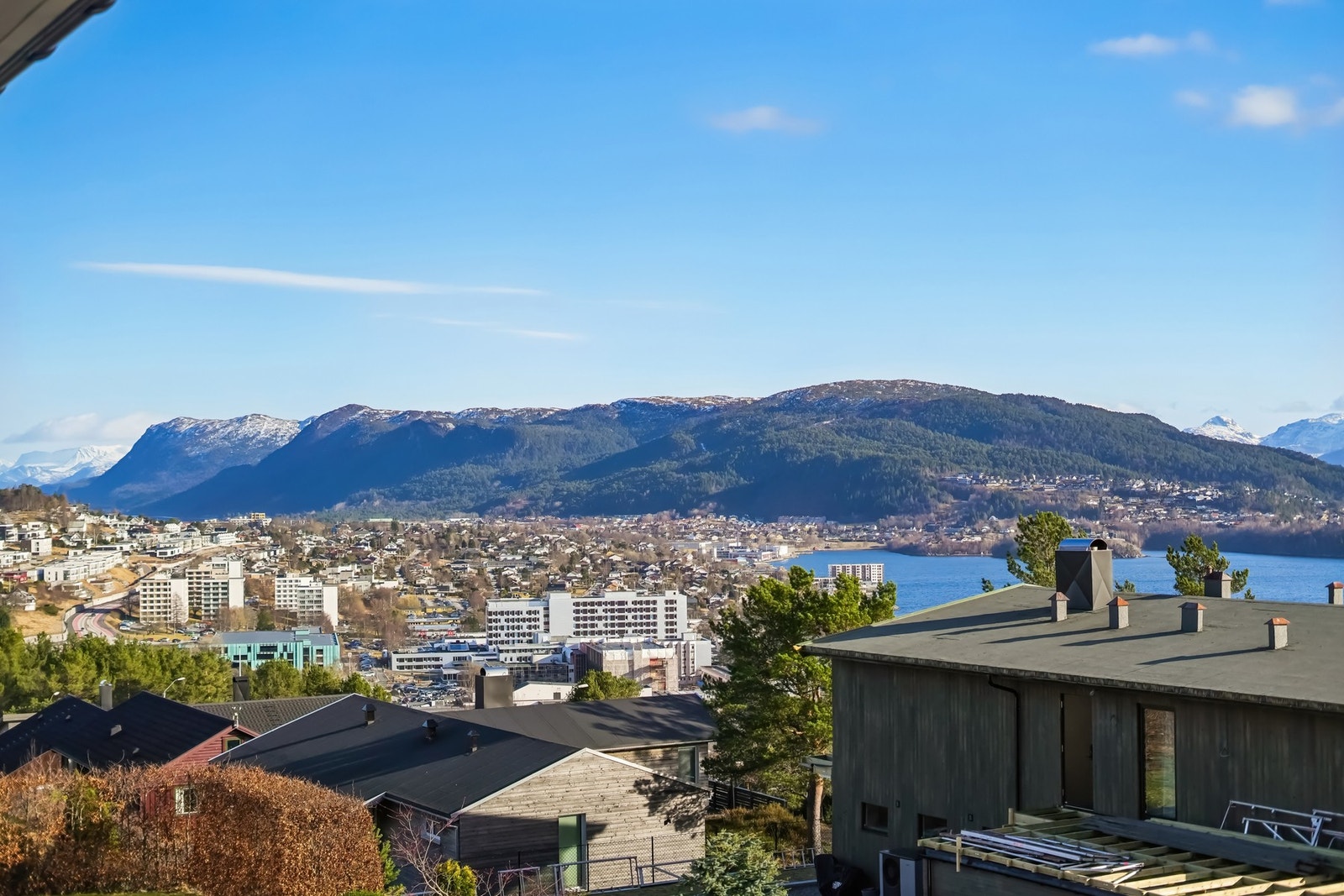 Utsikten er praktfull både mot øst, syd og vest. Galleribilde